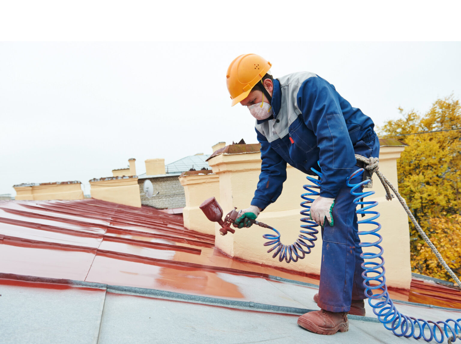 Aplicación de pintura hidrófuga resistente al clima gallego en Betanzos.