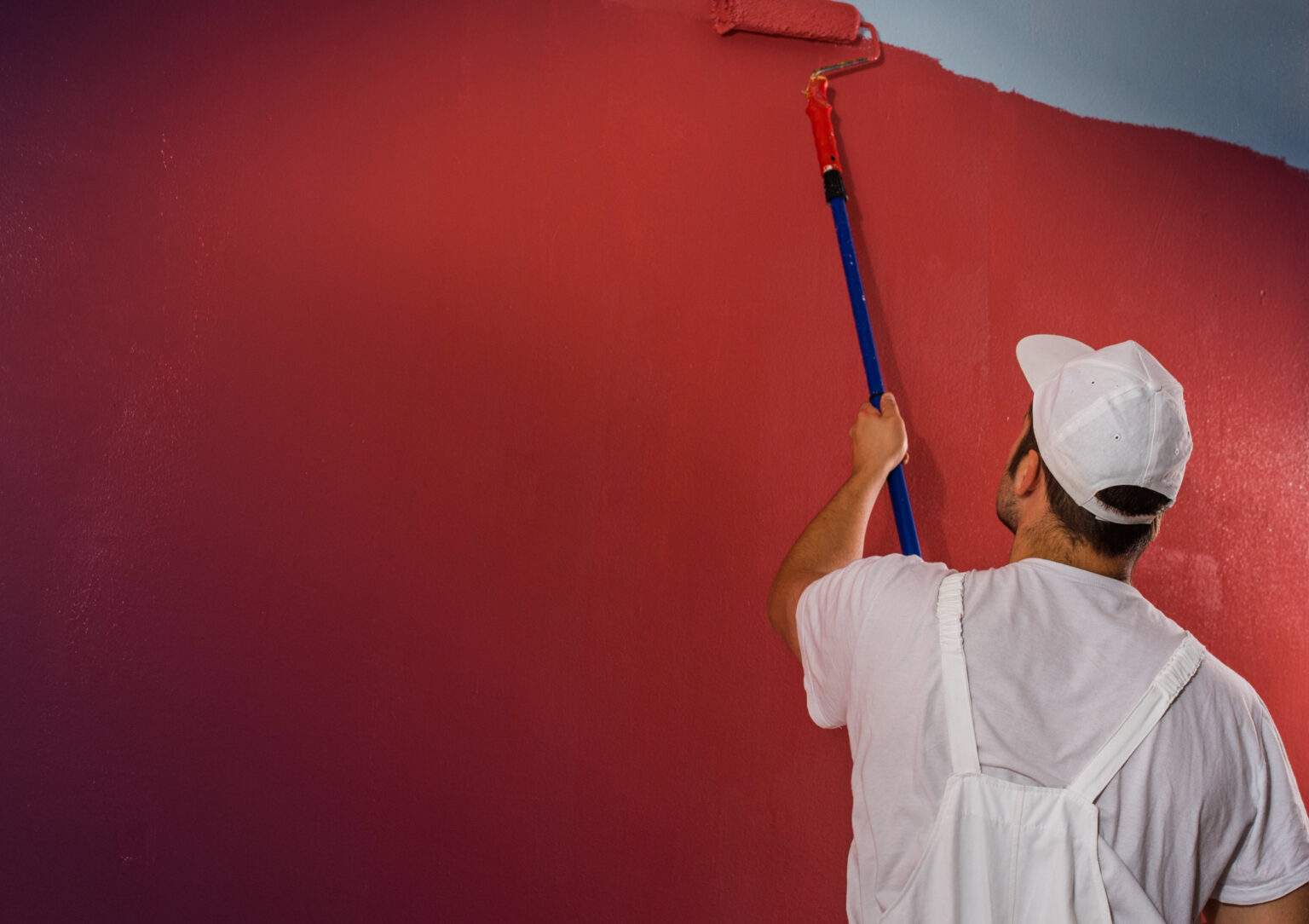 Uso de pinturas resistentes a la humedad en estancias interiores.