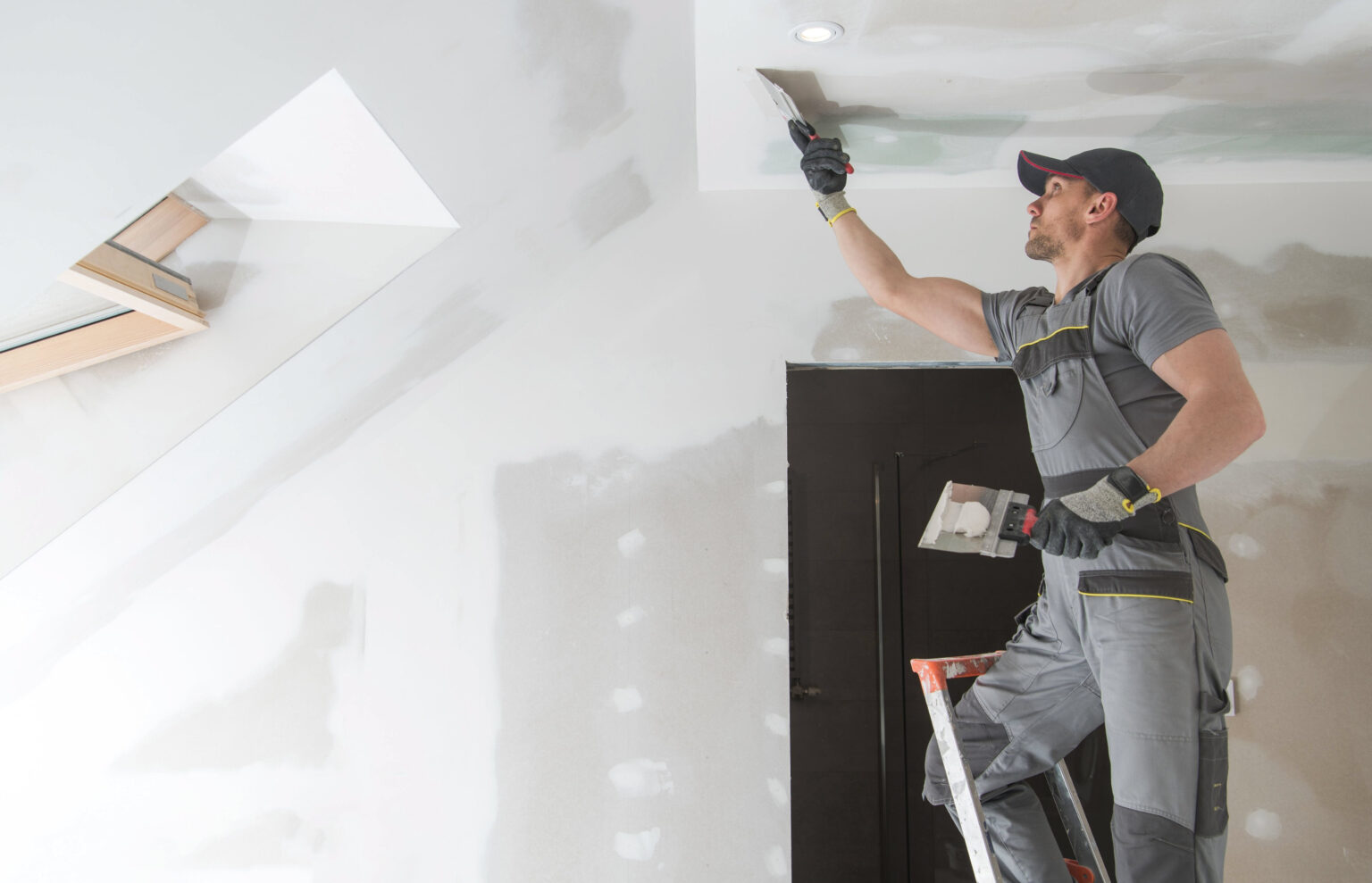 Aplicación de técnicas de pintura decorativa en una vivienda de Arteixo.