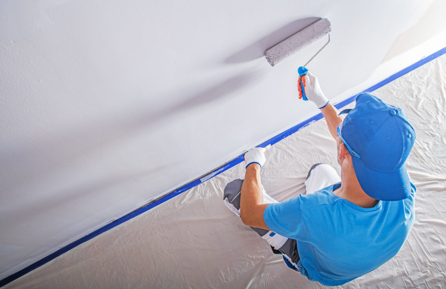 Instalación profesional de papel pintado decorativo en una habitación en Culleredo.